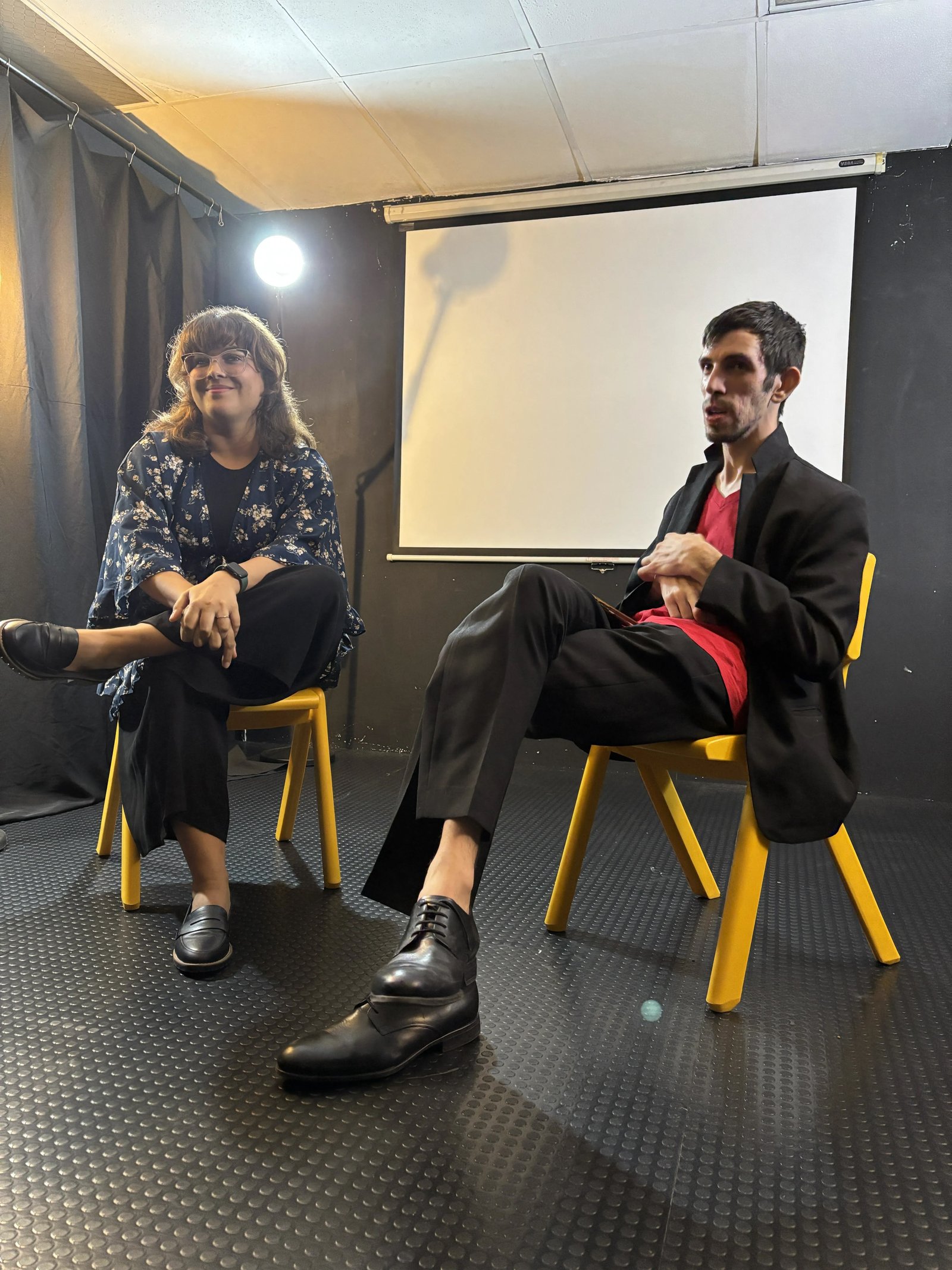 Sara Moreno y Gonzalo Giles conversando en el escenario